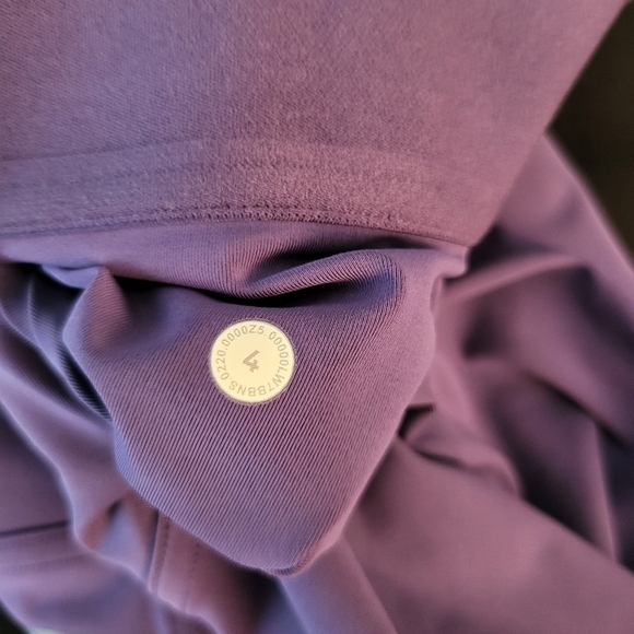 Lululemon Rogue Renegade HR shorts 2.5" Size 4 Purple - Picture 6 of 6